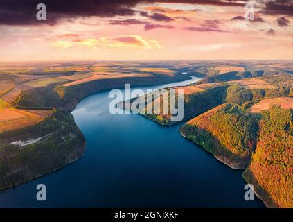 Superbe vue le matin depuis un drone volant du canyon de la rivière Ushytsia. Lever de soleil spectaculaire en été sur une destination touristique populaire - Bakota. Beauté de la nature c Banque D'Images