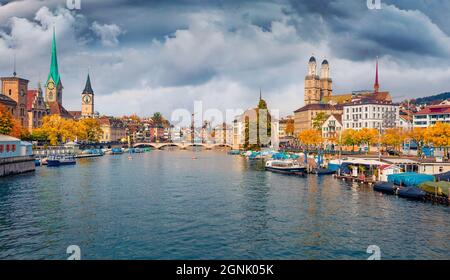 Сharm des anciennes villes d'Europe. Vue spectaculaire de l'après-midi sur les églises de Fraumunster et Grossmunster. Paysage urbain d'automne coloré de Zurich, Suissel Banque D'Images