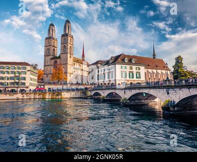 Сharm des anciennes villes d'Europe. Splendide paysage urbain d'automne de la ville de Zurich, Suisse, Europe. Magnifique scène matinale de Grossmunste - protestation Banque D'Images