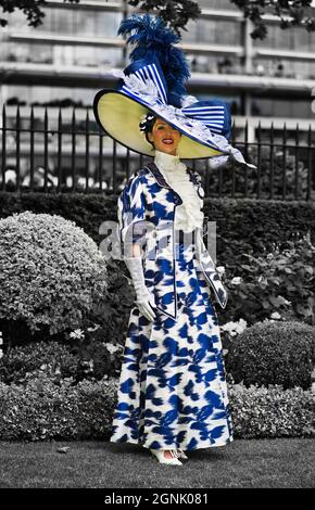 Christine Wilson pose dans une combinaison élégante de la fin victorienne avant d'assister à Royal Ascot. Banque D'Images