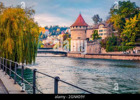 Сharm des anciennes villes d'Europe. Magnifique paysage urbain d'automne de Lucerne. Vue de plein air captivante de la Suisse, de l'Europe. Concept de voyage de retour Banque D'Images
