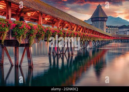 Сharm des anciennes villes d'Europe. Célèbre ancien pont de la chapelle en bois (Kapellbrucke), pont en bois du site historique du 1300s, Lucerne Cityscape, Suisse, E Banque D'Images