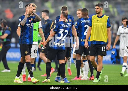 Milan, Italie. 25 septembre 2021. Federico DiMarco (32) et Milan Skriniar (37) d'Inter vu après la série Un match entre Inter et Atalanta à Giuseppe Meazza à Milan. (Crédit photo : Gonzales photo/Alamy Live News Banque D'Images