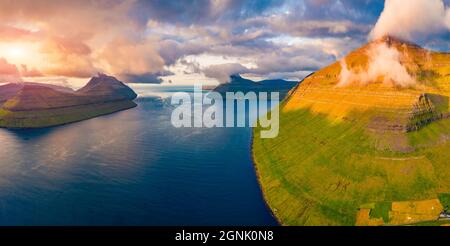 Photographie aérienne de paysage. Vue spectaculaire de l'été depuis le drone volant de l'île de Kalsoy. Fantastique scène matinale des îles Féroé, Royaume du Danemark, E Banque D'Images