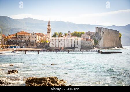 Budva, Monténégro - 18 septembre 2021 : paysage de la vieille ville de Budva. Murs anciens et toit carrelé de la vieille ville de Budva, Monténégro Banque D'Images