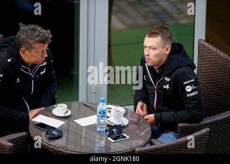 Sotchi, Russie. 25 septembre 2021. Marcin Budkowski (POL, Alpine F1 Team), Daniil Kvyat (RUS, Alpine F1 Team), Grand Prix de Russie de F1 à Sotchi Autodrom le 25 septembre 2021 à Sotchi, Russie. (Photo de HOCH ZWEI) crédit: dpa/Alay Live News Banque D'Images