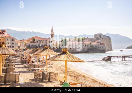 Budva, Monténégro - 18 septembre 2021 : paysage de la vieille ville de Budva. Murs anciens et toit carrelé de la vieille ville de Budva, Monténégro Banque D'Images