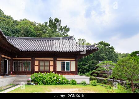 PAJU, Gyeonggi-do, République de Corée - 13 août 2021. Temple traditionnel coréen. Temple yakcheonsa. Bouddhisme coréen. Banque D'Images