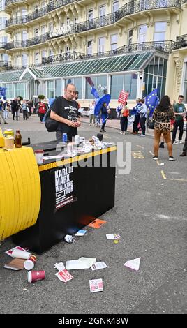 Brighton Royaume-Uni 26 septembre 2021 - portée à l'extérieur de la Conférence du Parti travailliste qui se tient dans le Centre de Brighton : Credit Simon Dack / Alamy Live News Banque D'Images