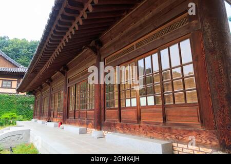 PAJU, Gyeonggi-do, République de Corée - 13 août 2021. Temple traditionnel coréen. Temple yakcheonsa. Bouddhisme coréen. Banque D'Images