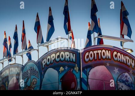 Ephrata, PA, Etats-Unis - 25 septembre 2021 : panneau de nourriture à la foire annuelle de la rue Ephrata à la fin de l'été au crépuscule. Banque D'Images