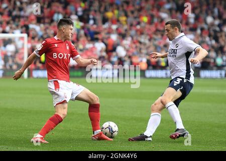 NOTTINGHAM, ROYAUME-UNI. 25 SEPT Joe Lolley de Nottingham Forest bataille avec Murray Wallace de Millwall lors du match de championnat Sky Bet entre Nottingham Forest et Millwall au City Ground, Nottingham, le samedi 25 septembre 2021. (Crédit : Jon Hobley | MI News) Banque D'Images