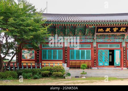 PAJU, Gyeonggi-do, République de Corée - 13 août 2021. Temple traditionnel coréen. Temple yakcheonsa. Bouddhisme coréen. Banque D'Images