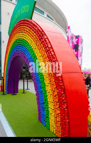 arc-en-ciel fait de boîtes en étain peint au Birmingham Pride samedi 25 septembre 2021 Banque D'Images