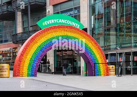 arc-en-ciel fait de boîtes en étain peint au Birmingham Pride samedi 25 septembre 2021 Banque D'Images