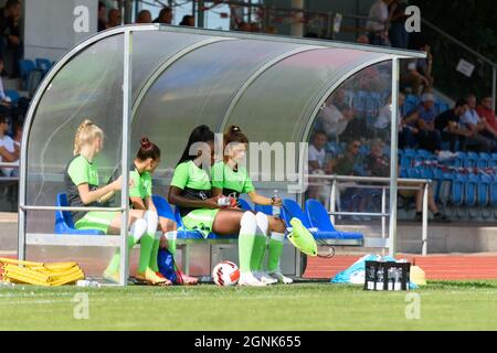 Aschheim, Allemagne. 26 septembre 2021. Banc VFL Wolfsburg avant le 2. Frauen Bundesliga match entre le FC Bayern Munich II et VfLWolfsburg II au Sportpark Aschheim, Allemagne. Crédit: SPP Sport presse photo. /Alamy Live News Banque D'Images