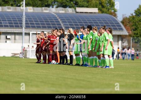 Aschheim, Allemagne. 26 septembre 2021. Les joueurs s'alignant avant le 2. Frauen Bundesliga match entre le FC Bayern Munich II et VfLWolfsburg II au Sportpark Aschheim, Allemagne. Crédit: SPP Sport presse photo. /Alamy Live News Banque D'Images