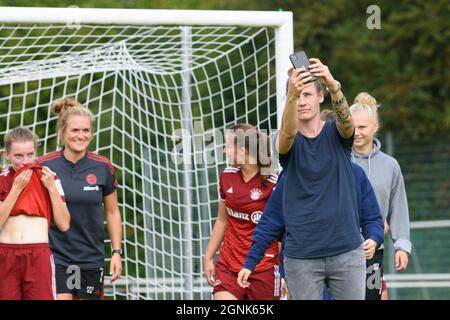 Aschheim, Allemagne. 26 septembre 2021. Simone Laudehr faisant un selfie après le 2. Frauen Bundesliga match entre le FC Bayern Munich II et VfLWolfsburg II au Sportpark Aschheim, Allemagne. Crédit: SPP Sport presse photo. /Alamy Live News Banque D'Images