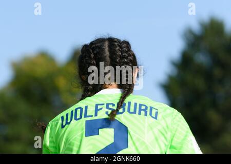 Aschheim, Allemagne. 26 septembre 2021. Hasti Gholami (2 VfL Wolfsburg II) pendant le 2. Frauen Bundesliga match entre le FC Bayern Munich II et VfLWolfsburg II au Sportpark Aschheim, Allemagne. Crédit: SPP Sport presse photo. /Alamy Live News Banque D'Images