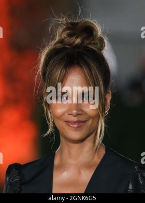 LOS ANGELES, CALIFORNIE, États-Unis - SEPTEMBRE 25 : l'actrice Halle Berry portant une robe Etro arrive au gala d'ouverture du musée Academy Museum of Motion Pictures qui s'est tenu le 25 septembre 2021 à Los Angeles, Californie, États-Unis. (Photo de Xavier Collin/image Press Agency) Banque D'Images