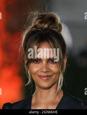 LOS ANGELES, CALIFORNIE, États-Unis - SEPTEMBRE 25 : l'actrice Halle Berry portant une robe Etro arrive au gala d'ouverture du musée Academy Museum of Motion Pictures qui s'est tenu le 25 septembre 2021 à Los Angeles, Californie, États-Unis. (Photo de Xavier Collin/image Press Agency) Banque D'Images