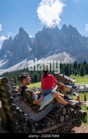 Geisler Alm, Dolomites Italie, randonnée dans les montagnes de Val Di Funes dans les Dolomites italiens, Parc naturel Geisler-Puez avec Geisler Alm dans le Tyrol du Sud. Italie Europe, couple homme et femme randonnée montagnes Banque D'Images