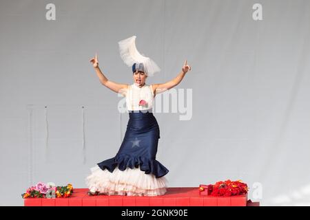 Birmingham, Royaume-Uni. 26 septembre 2021. Anna Alvarez, du théâtre de danse DeNada, interprète le Bull and the Moon au Festival international de danse de Birmingham, au centre des arts Midlands, à Edgbaston. Crédit : Peter Lophan/Alay Live News Banque D'Images