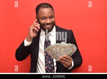 homme d'affaires africain détenant des billets en dollars Banque D'Images