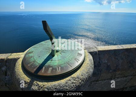 Ancien cadran solaire en laiton sur la cour du château de St Michaels Mount, Cornwall, Royaume-Uni Banque D'Images