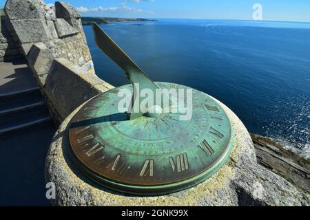 Ancien cadran solaire en laiton sur la cour du château de St Michaels Mount, Cornwall, Royaume-Uni Banque D'Images