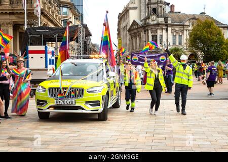 Highways England Volvo voiture et le personnel agitant des drapeaux arc-en-ciel et portant des vêtements fluorescents à Birmingham Pride samedi 25 septembre 2021 Banque D'Images