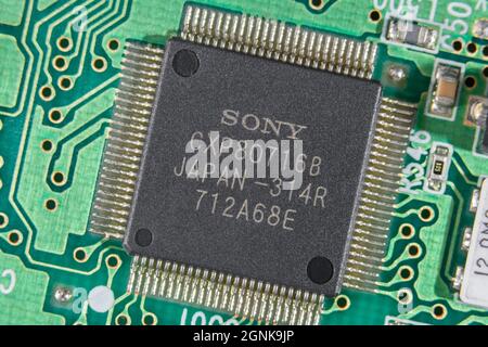 Pattes en M ou brochages d'un circuit intégré / semi-conducteur IC Sony sur carte de circuit imprimé verte. Pour la technologie électronique, pénurie mondiale de puces Banque D'Images