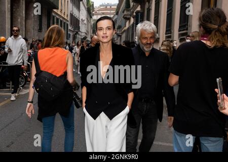 L'actrice polonaise Kasia Smutniak arrive à l'endroit où aura lieu le défilé de mode du designer Giorgio Armani, pendant la semaine de la mode de Milan en septembre 2021. (Photo de Luca Marenda/Pacific Press) Banque D'Images