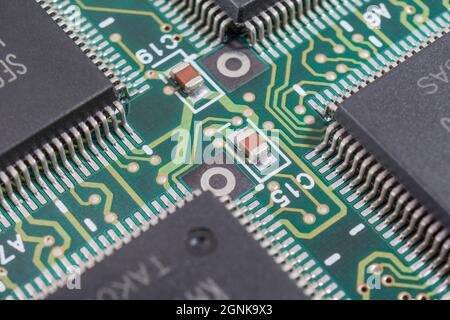 Pattes en M ou brochages d'un circuit intégré / ci semi-conducteur et carte de circuit imprimé verte.Pour la technologie électronique, pénurie mondiale de micro-puces Banque D'Images
