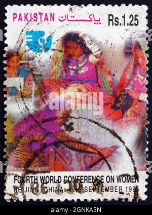 PAKISTAN - VERS 1995: Un timbre imprimé au Pakistan montre les femmes à la machine à coudre, travailler avec les textiles, 4e Conférence mondiale sur les femmes, Beijing, vers Banque D'Images