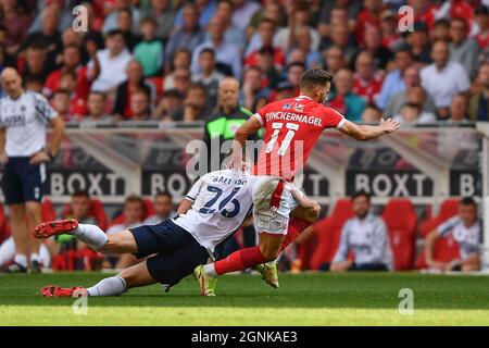 NOTTINGHAM, ROYAUME-UNI. 25 SEPT Daniel Ballard de Millwall fouille Philip Zinkernagel de la forêt de Nottingham lors du match de championnat Sky Bet entre la forêt de Nottingham et Millwall au City Ground, Nottingham, le samedi 25 septembre 2021. (Credit: Jon Hobley | MI News) Credit: MI News & Sport /Alay Live News Banque D'Images