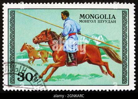 MONGOLIE - VERS 1977 : un timbre imprimé en Mongolie montre Hunter à cheval, vers 1977 Banque D'Images