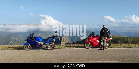 Voyageur et deux motos sur la route au sommet de la montagne Banque D'Images