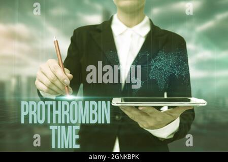 Signe d'écriture de la main temps de prothrombine. Vitrine d'affaires évaluez votre capacité à former correctement des caillots de sang Lady dans la tablette debout uniforme Banque D'Images