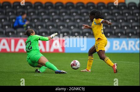 Deanne Rose (lecture # 6 ) Becky Spencer (Tottenham Hotspur #22) pendant le match de la Super League de Womens entre Tottenham Hotspur et Reading au stade de Hive à Londres, en Angleterre Banque D'Images