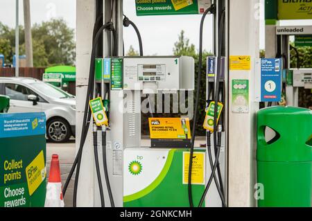 DENHAM, ANGLETERRE - 25 septembre 2021 : les pompes à carburant BP sont hors service dans un contexte de crise de pénurie de carburant Banque D'Images