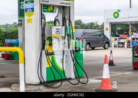 DENHAM, ANGLETERRE - 25 septembre 2021 : les pompes à carburant BP sont hors service dans un contexte de crise de pénurie de carburant Banque D'Images