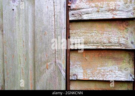 Gros plan de jardin abîmé structure en bois planches en bois sans personne Banque D'Images