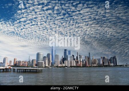 LA VILLE S'ÉCRASE : une vue sur la rivière depuis le front de mer de la ville de Jersey offre une vue magnifique sur le paysage urbain de New York. Banque D'Images