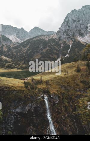 La cascade du lac de montagne Geisalpsee dans les montagnes bavaroises près d'Oberstdorf. Banque D'Images