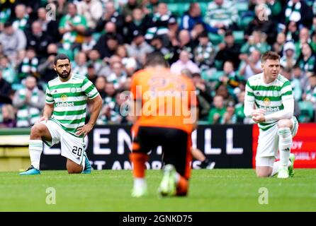 Cameron carter-Vickers (à gauche), de Celtic, prend le genou devant le match cinch Premiership au Celtic Park, Glasgow. Date de la photo: Dimanche 26 septembre 2021. Banque D'Images