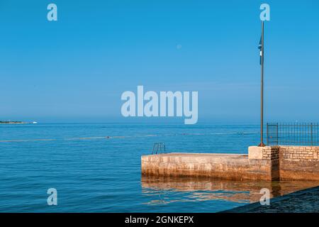 Jetée européenne pour les bateaux et la natation. Escaliers vers la mer pour les amateurs de natation. Supports pratiques pour éviter de glisser et de tomber Banque D'Images