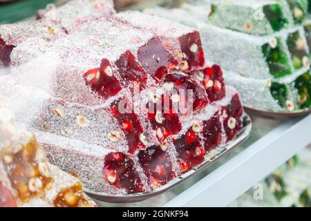 Devant le magasin vendant le plaisir turc, divers locum, disposés comme pyramide, avec des couteaux, des bonbons colorés, Prêt à déguster, dans le bazar aux épices Kemer Banque D'Images