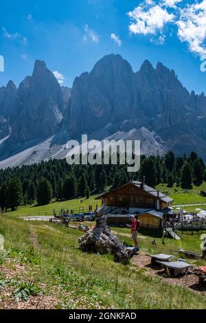 Geisler Alm, Dolomites Italie, randonnée dans les montagnes de Val Di Funes dans les Dolomites italiens, Parc naturel Geisler-Puez avec Geisler Alm dans le Tyrol du Sud. Italie Europe zanser alm Banque D'Images