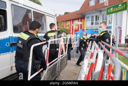 26 septembre 2021, Berlin: Les policiers portent une barrière de contrôle des foules devant une salle d'événements où se déroule le parti électoral de l'AFD pour les élections du Bundestag. De nombreux policiers protègent le parti. Photo: Julian Stratenschulte/dpa Banque D'Images